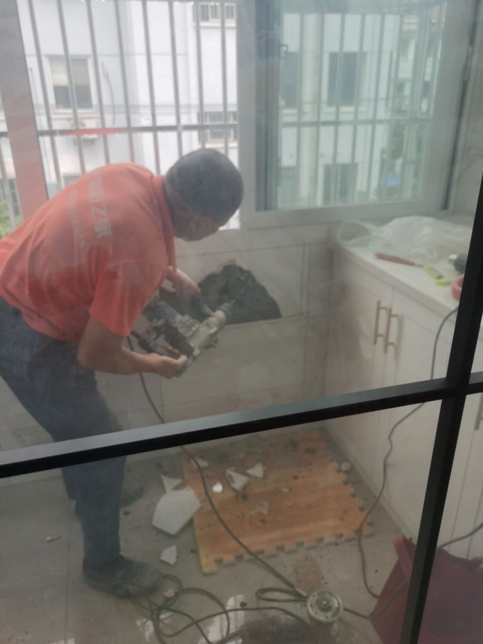 墙砖打孔打坏怎么办视频教程(墙砖打孔打坏怎么办视频教程全集)